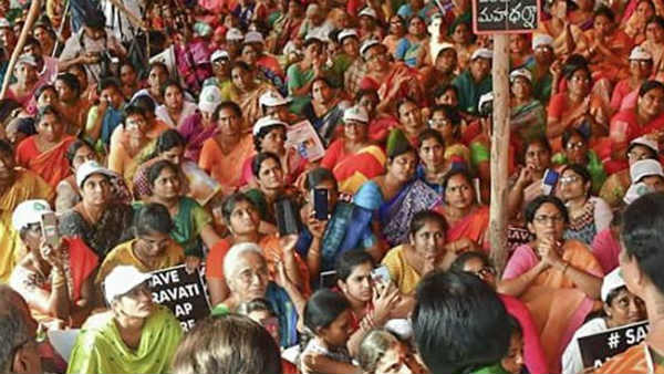 పోలీసులు కూర్చోకుండా బల్లలమీద తారు, మడ్డి ఆయిల్ పూసిన గ్రామస్తులు