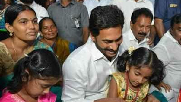చిన్నారులను విద్యావంతులుగా చేసే అమ్మ ఒడి .. తల్లులకు ఆర్ధిక ఆసరా