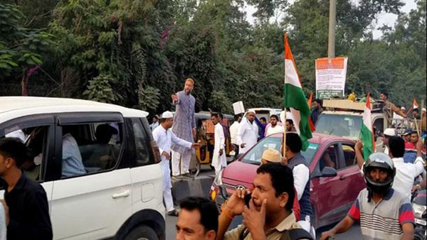 AIMIM Asaduddin Owaisi clears traffic on Hyderabad streets AIMIM Asaduddin Owaisi clears traffic on Hyderabad streets