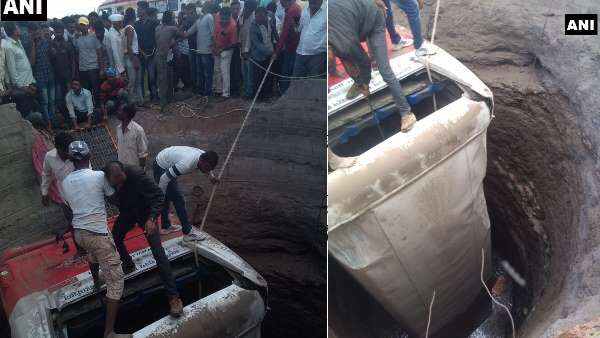 Nashik: 20 killed as bus, autorickshaw fall in well after crash Nashik: 20 killed as bus, autorickshaw fall in well after crash