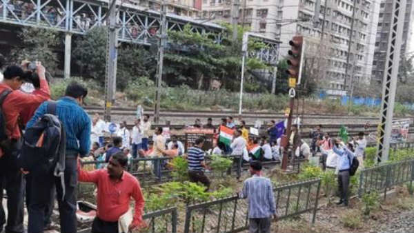 Mumbai commuters clash with anti CAA protestors who sat on railway tracks Mumbai commuters clash with anti CAA protestors who sat on railway tracks