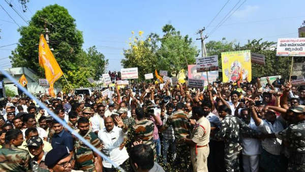 డీఎస్పీ సీతారామయ్య కాలర్ పట్టుకున్న టీడీపీ నేతలు
