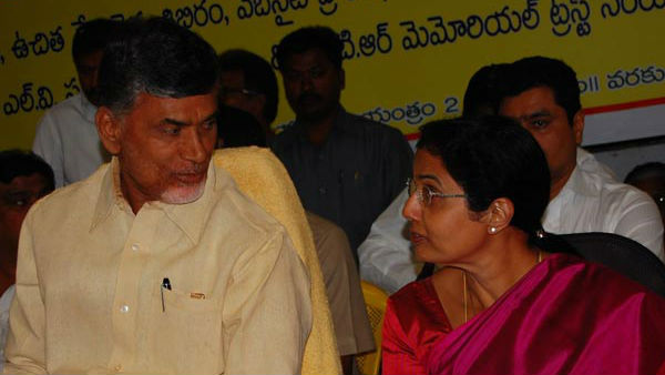 భువనేశ్వరితో కలిసి చంద్రబాబు..