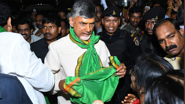 అనంతలో జోలె పట్టి అమరావతి కోసం చంద్రబాబు విరాళాలు