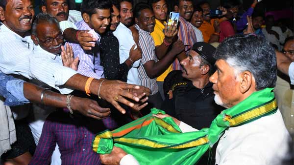 చంద్రబాబు గో బ్యాక్ అంటూ వైసీపీ నేతల నిరసన ర్యాలీలు