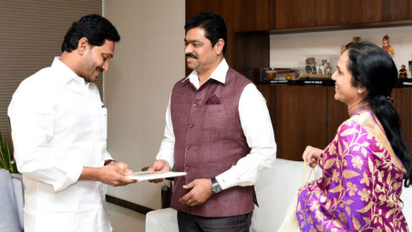 పెళ్ళికి రాలేనని కారణం చెప్పిన సీఎం జగన్