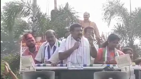 Fire on Dwarampudi remarks.. Eluru Janasena leaders gave a memorandum to the Ambedkar statue Fire on Dwarampudi remarks.. Eluru Janasena leaders gave a memorandum to the Ambedkar statue