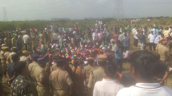 సచివాలయంలోకి దూసుకెళ్లేందుకు రైతులు
