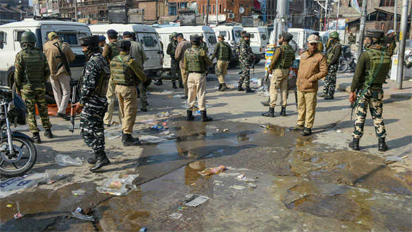 Terrorists hurled bombs at CRPF bunker in Pulwama Terrorists hurled bombs at CRPF bunker in Pulwama