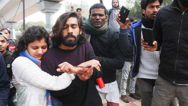 నినాదాలు చేస్తూ కాల్పులు..