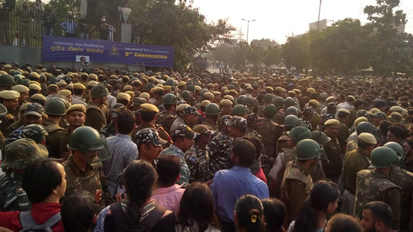 రాత్రి 10.45గంటలకు :