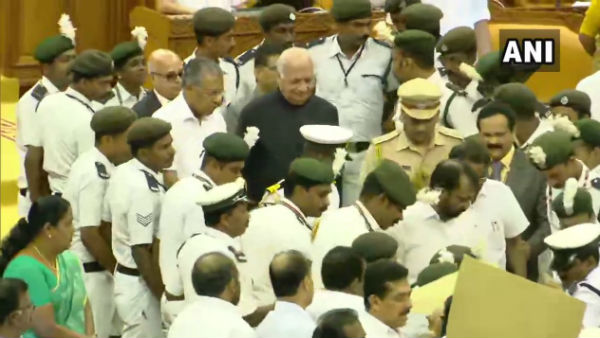 గవర్నర్ ప్రసంగానికి అడ్డు..రీకాల్ అంటూ నినాదాలు