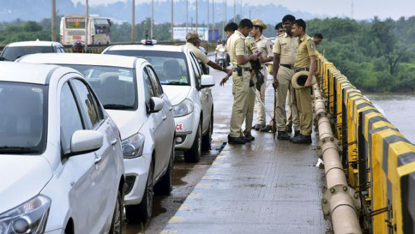 తనిఖీలు ..విజయవాడ కృష్ణ వారధిపై ట్రాఫిక్ జామ్