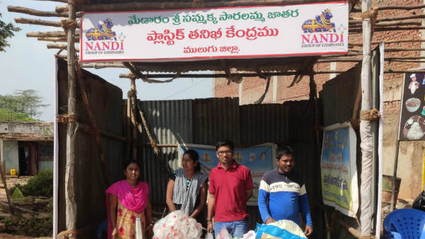 ప్లాస్టిక్ వస్తువులను స్వాధీనం చేసుకుంటున్న సిబ్బంది..