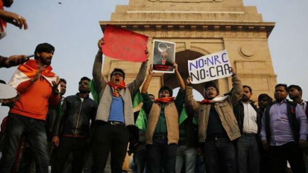 People take mass pledge at Delhi’s India Gate to ‘defend Constitution’ People take mass pledge at Delhi’s India Gate to ‘defend Constitution’