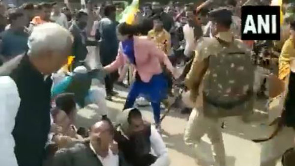 చెంపలు వాయించిన కలెక్టర్లు..