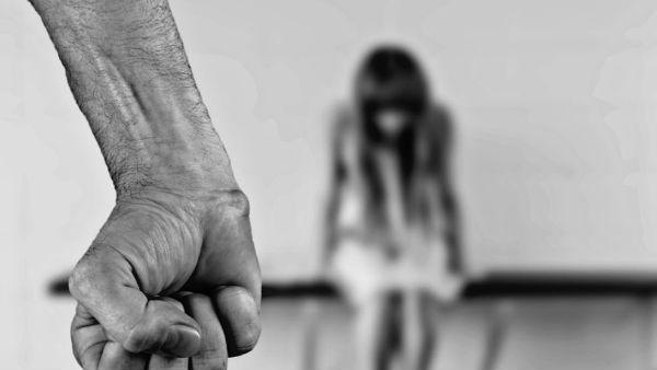 రేప్ చేసి డబ్బులెత్తుకెళ్లారు..