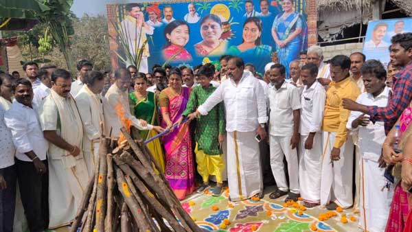 భోగి సంబరాల్లో పాల్గొన్న రోజా