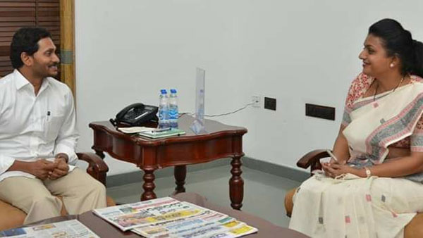 సీరియస్ టైం లో సిల్లీగా సెల్ఫీలు తీసుకున్న రోజాపై వైసీపీ నేతల అసహనం