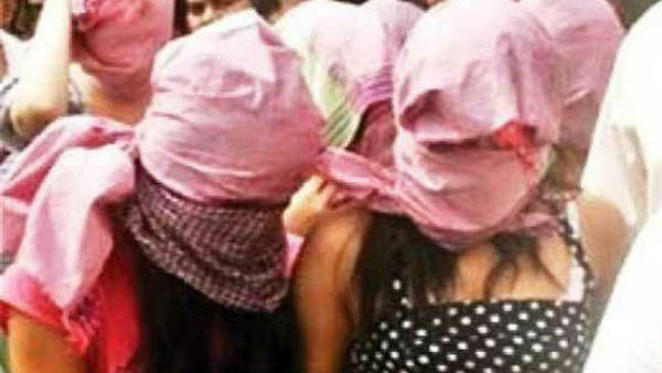 కస్టమర్లా వెళ్లిన పోలీసు అధికారి..