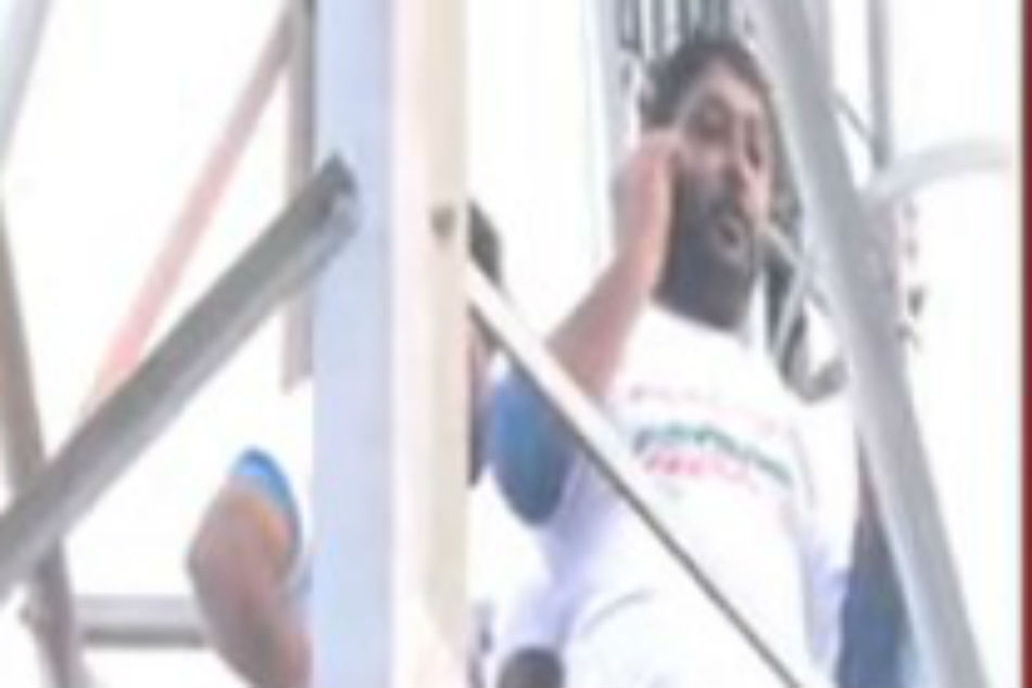 Amaravati as capital.. four youth climbed a cell tower in tulluru creates tension Amaravati as capital.. four youth climbed a cell tower in tulluru creates tension