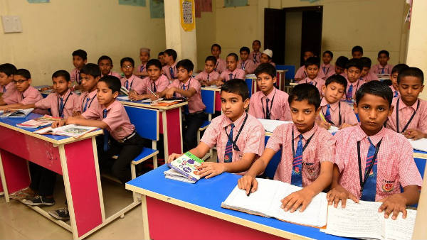 ఒక గదిలోనే అన్ని తరగతి విద్యార్థులు