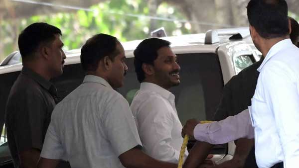 వచ్చే వారం తీర్పు ..ఈడీ కేసుల్లో జగన్ కు వ్యక్తిగత హాజరు మినహాయింపు వస్తుందా ?