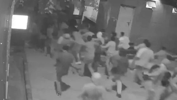 with-new-videos-of-stone-throwers-delhi-police-defends-jamia-university-crackdown with-new-videos-of-stone-throwers-delhi-police-defends-jamia-university-crackdown