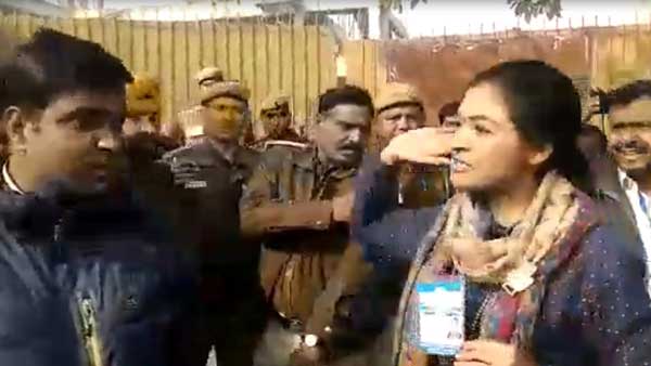 Alka lamba tries to slap the AAP worker, Here is the video Alka lamba tries to slap the AAP worker, Here is the video