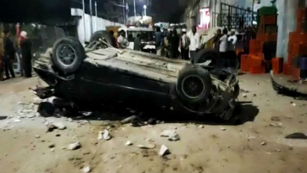 బాంబు పేలిందనుకున్నారు..