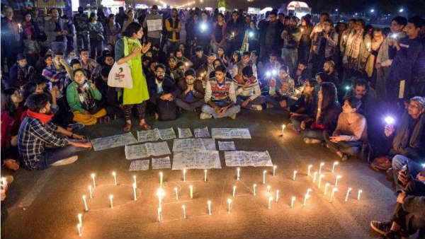 Delhi Violence:Flash protests in Hyderabad, Activists condemns police act Delhi Violence:Flash protests in Hyderabad, Activists condemns police act