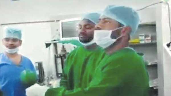 పేషెంట్ కు వైద్యం చేస్తూ టిక్ టాక్ వీడియోలు చేసిన డాక్టర్