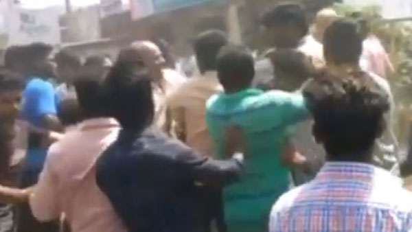 srikakulam students fight like street rowdies in road.. srikakulam students fight like street rowdies in road..
