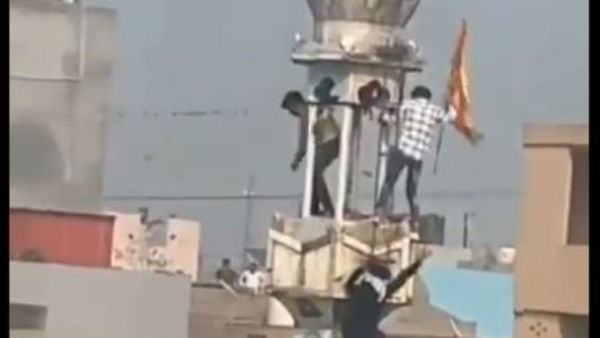 Amid the Delhi riots, Video of a mosque being vandalised makes rounds on social media Amid the Delhi riots, Video of a mosque being vandalised makes rounds on social media