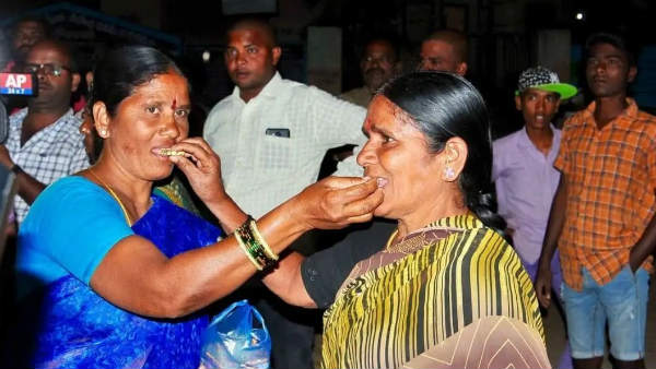 స్వీట్లను పంచుకున్న కుటుంబ సభ్యులు..