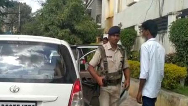సీఆర్పీఎఫ్ భద్రత మధ్య..