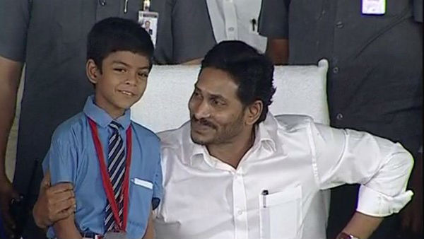 CM Jagan had brought reforms in education,says govt school kid CM Jagan had brought reforms in education,says govt school kid