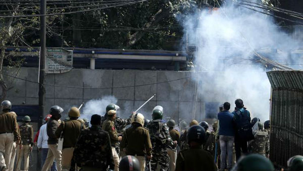 5 killed in clashes, How violence unfolded in northeast Delhi.. 5 killed in clashes, How violence unfolded in northeast Delhi..