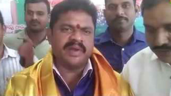 పార్టీ వీడిన కరణం కనకారావు వైసీపీ లో చేరిక