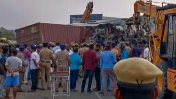కేరళ ఆర్టీసీ బస్సును ఢీ కొన్న కంటైనర్
