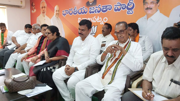 ఆర్ఎస్ఎస్ బ్యాక్గ్రౌండ్ అదనపు బలం..