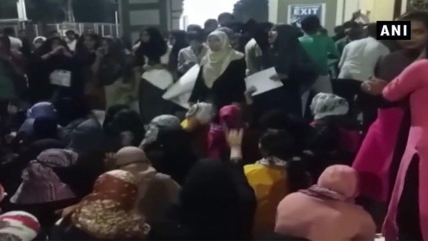 protests start at maulana azad university in hyderabad after delhi violence protests start at maulana azad university in hyderabad after delhi violence
