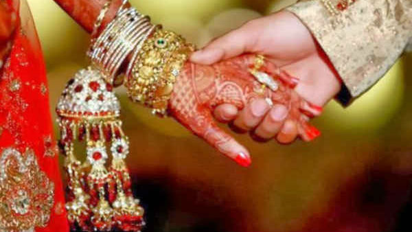 ఫోన్ కు అంకితం అయిన భార్య