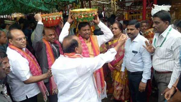 మంత్రుల వినతి..