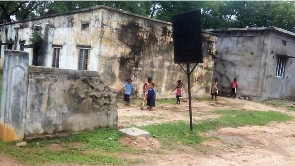 పాఠశాలలో కనీస వసతుల కొరత