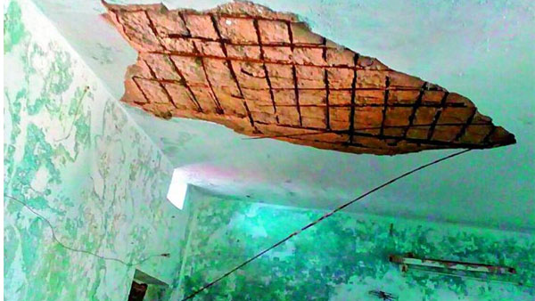 ఆందోళన వ్యక్తం చేస్తున్న విద్యార్థుల తల్లిదండ్రులు
