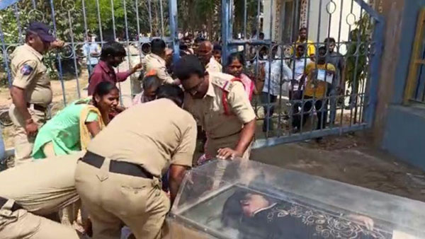 కాలేజీలో విద్యార్థిని అనుమానాస్పద మృతి