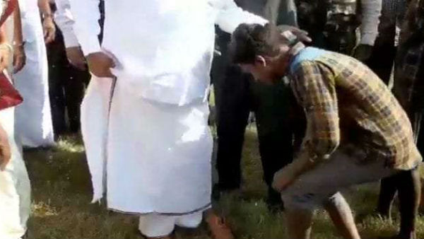 ఇటు రండిరా అని పిల్లలను పిలిచిన మంత్రి