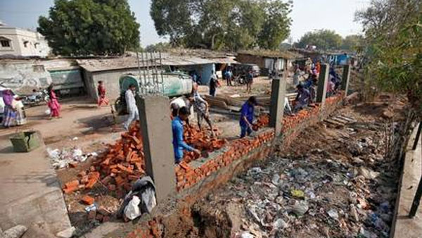 మురికి వాడలకు అడ్డుగా గోడల నిర్మాణం