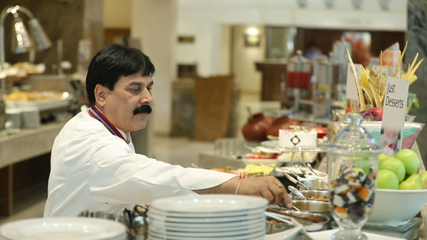 ఫార్చూన్ ల్యాండ్మార్క్ హోటల్ నుంచి చెఫ్